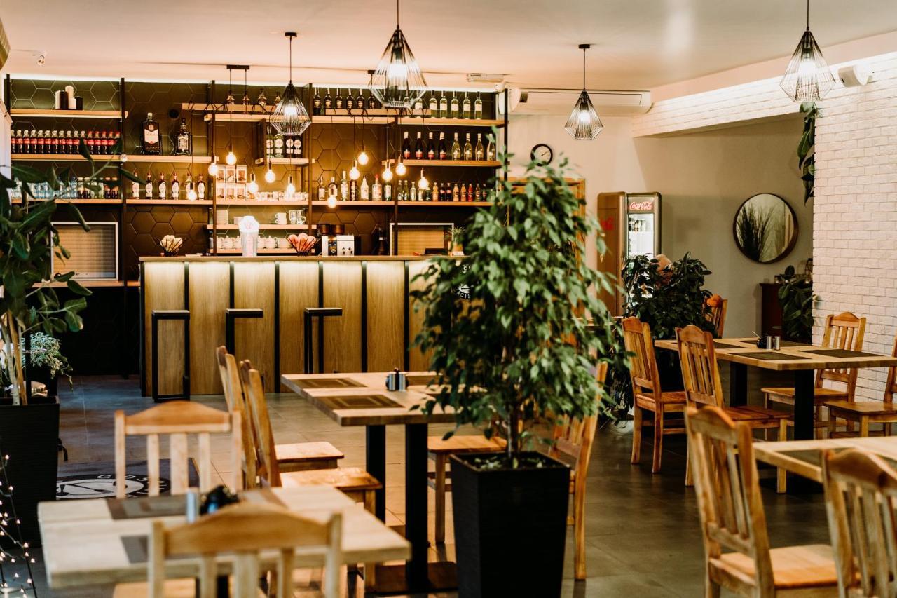 Gosciniec Zacisze I Blisko A2 Dabie-Uniejow I Restauracja Acomodação com café da manhã Exterior foto